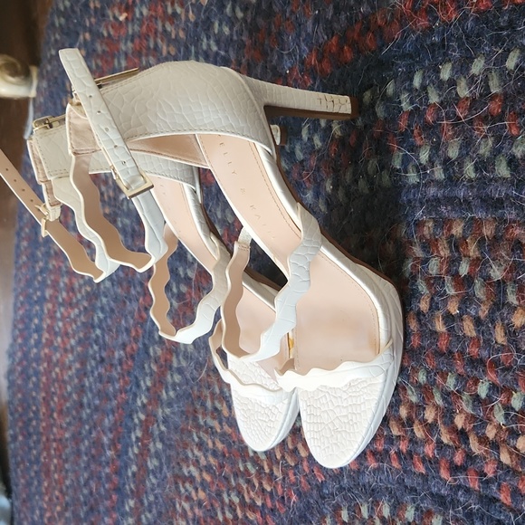 White heels - Picture 2 of 3